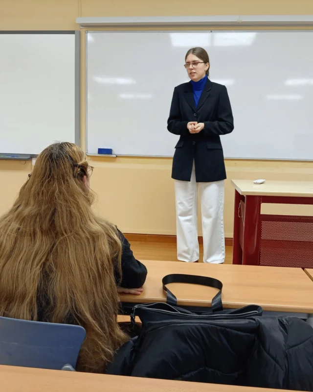 📚 Continuando con las actividades sobre discapacidad en la empresa, hoy hemos tenido el placer de recibir a nuestra exalumna Olga Jedrysiak 👩‍🎓

🔍 Olga nos ha compartido sus investigaciones centradas en la discapacidad visual y auditiva en el ámbito laboral, aportando una visión enriquecedora y muy necesaria para comprender los retos y avances en inclusión laboral.

👏 ¡Gracias por volver a las aulas y aportar tanto con tu experiencia y conocimiento!

#DiscapacidadLaboral #InclusiónEnLaEmpresa #FacultadCET #ExalumnosQueInspiran #InvestigaciónSocial #SociologíaDelTrabajo