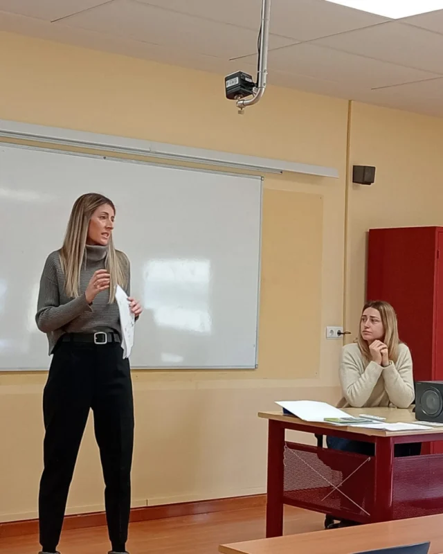 🔎 En la asignatura Sociología del Trabajo nos importa profundamente comprender la realidad sociolaboral de las personas con discapacidad.

Por eso, esta semana contamos con la visita de Ana y María, de FADISO, quienes nos ofrecieron una valiosa charla sobre los desafíos, barreras y oportunidades que enfrentan estas personas en el mundo laboral. 🙌

💬 Gracias por compartir vuestra experiencia y sensibilizarnos sobre un tema tan importante.

#Fadiso #SociologíaDelTrabajo #InclusiónLaboral #Discapacidad #UniversidadConCompromiso #FacultadCET #TrabajoSocial