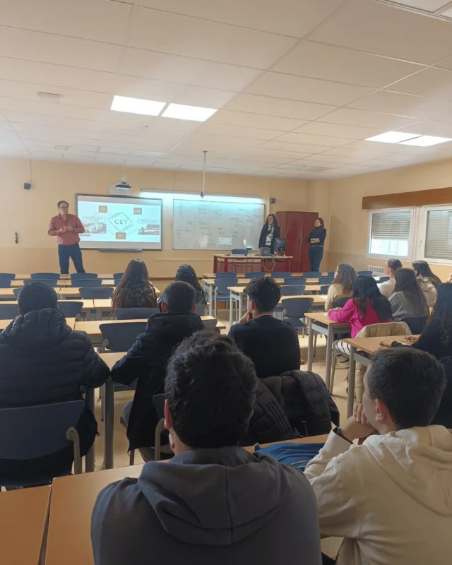 🎓✨ En nuestras Jornadas de Puertas Abiertas hemos compartido con orgullo lo que nos hace diferentes: una metodología innovadora en el aula, centrada en el aprender haciendo y en el desarrollo de habilidades blandas, ¡las más valoradas por los reclutadores actuales! 💼

👥 Gracias a la participación de estudiantes comprometidos con centros que apuestan por grupos reducidos —donde esta metodología realmente es posible—, y al apoyo de entidades como la Cámara de Comercio, FOES y empresas de ámbito internacional, quedó clara la calidad de nuestra docencia.

🌍 Además, destacamos nuestra amplia red de convenios ERASMUS+ y SICUE, que ofrecen al estudiantado la posibilidad de disfrutar de una movilidad internacional durante más de un curso académico.

🚀 Si buscas una formación conectada con el mundo real y enfocada en tu futuro profesional, ¡este es tu sitio!

#JornadasDePuertasAbiertas #FacultadCET #AprenderHaciendo #HabilidadesBlandas #InnovaciónDocente #MovilidadInternacional #Erasmus #SICUE #RecursosHumanos #EmpresasColaboradoras #EstudiosConFuturo