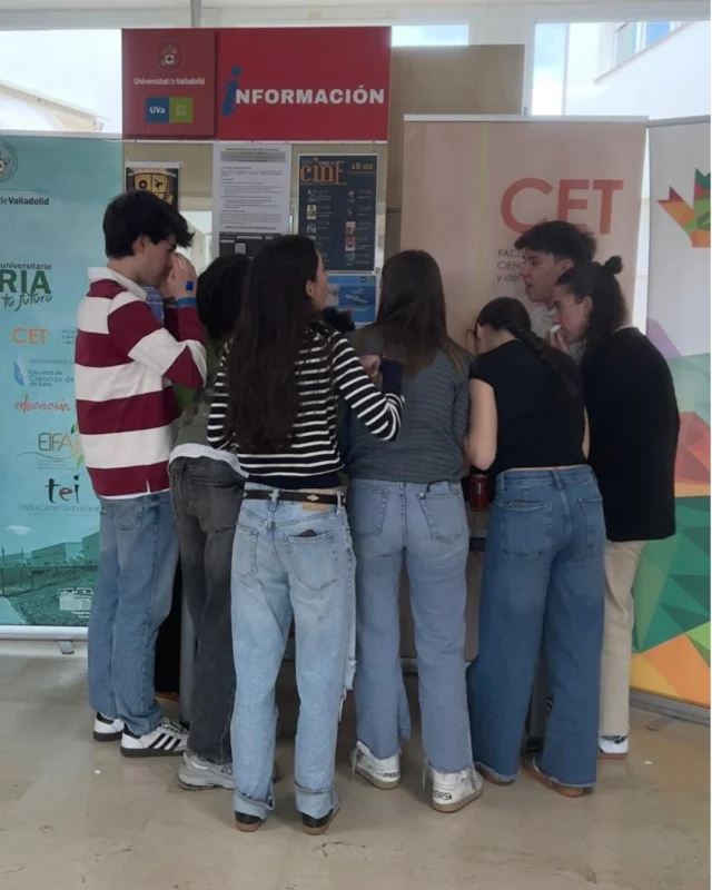 🧠🔐 ¡Pon a prueba tus habilidades y escapa con éxito! 🔐🧠

El pasado 3 de abril, la Facultad de Ciencias Empresariales y del Trabajo de Soria junto a la Cátedra de Conocimiento e Innovación de Caja Rural organizaron un Escape Room Business para más de 70 estudiantes de 2º de Bachillerato de toda la provincia.

💼 A través de esta dinámica experiencia, los participantes demostraron sus soft skills: trabajo en equipo, liderazgo, pensamiento crítico, resolución de problemas y comunicación. ¡Justo lo que buscan las empresas hoy en día! 💬👥

🥇 El equipo ganador fue el del Colegio Nuestra Señora del Pilar de Soria, que resolvió el reto en tiempo récord y se llevó un premio de 300€. La entrega fue realizada por: 📚 José Alfredo de Pablo Hervás (Director Provincial de Educación de Soria)
🎓 María Sonia Esteban Laleona (Decana de la Facultad)
💡 Blanca García Gómez (Directora de la Cátedra de Conocimiento e Innovación)

¡Gracias a todos los centros participantes por hacer de esta actividad una experiencia inolvidable! 🙌

#EscapeRoomBusiness #SoftSkills #EducaciónConValor #EmpresarialesSoria #CajaRural #UVa #Soria